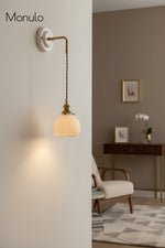 Cargar imagen en el visor de la Galería, Aplique de pared Curvona con pantalla de cerámica acanalada y brazo curvo: iluminación interior moderna de estilo rústico para dormitorio, sala de estar, pasillo o baño.