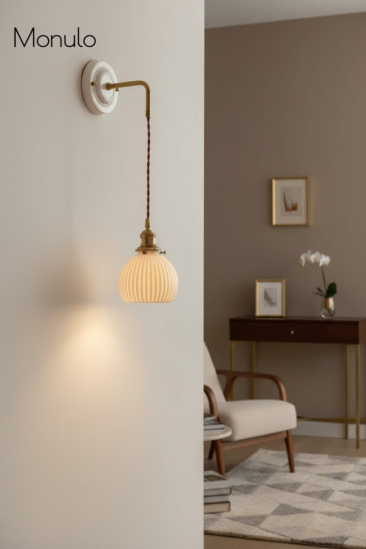 Aplique de pared Curvona con pantalla de cerámica acanalada y brazo curvo: iluminación interior moderna de estilo rústico para dormitorio, sala de estar, pasillo o baño.