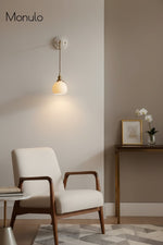 Cargar imagen en el visor de la Galería, Aplique de pared Curvona con pantalla de cerámica acanalada y brazo curvo: iluminación interior moderna de estilo rústico para dormitorio, sala de estar, pasillo o baño.