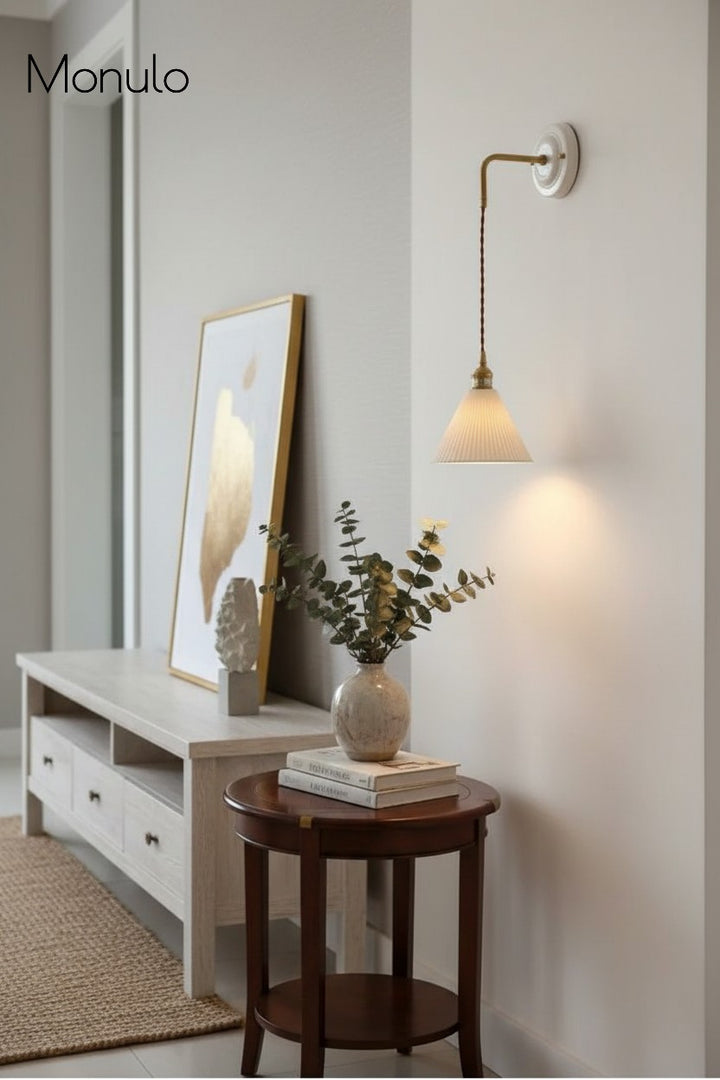 Aplique de pared Curvona con pantalla de cerámica acanalada y brazo curvo: iluminación interior moderna de estilo rústico para dormitorio, sala de estar, pasillo o baño.
