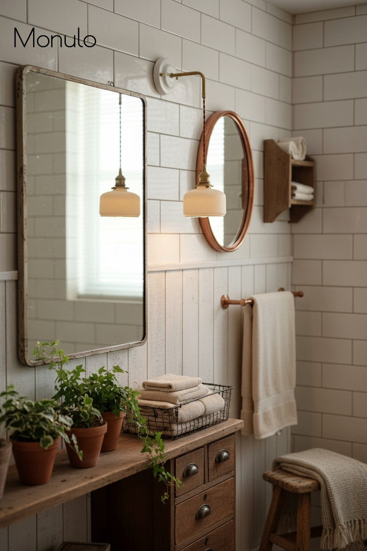 Aplique de pared Curvona con pantalla de cerámica acanalada y brazo curvo: iluminación interior moderna de estilo rústico para dormitorio, sala de estar, pasillo o baño.