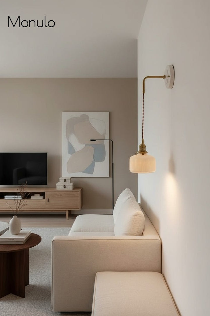 Aplique de pared Curvona con pantalla de cerámica acanalada y brazo curvo: iluminación interior moderna de estilo rústico para dormitorio, sala de estar, pasillo o baño.