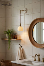 Cargar imagen en el visor de la Galería, Aplique de pared Curvona con pantalla de cerámica acanalada y brazo curvo: iluminación interior moderna de estilo rústico para dormitorio, sala de estar, pasillo o baño.