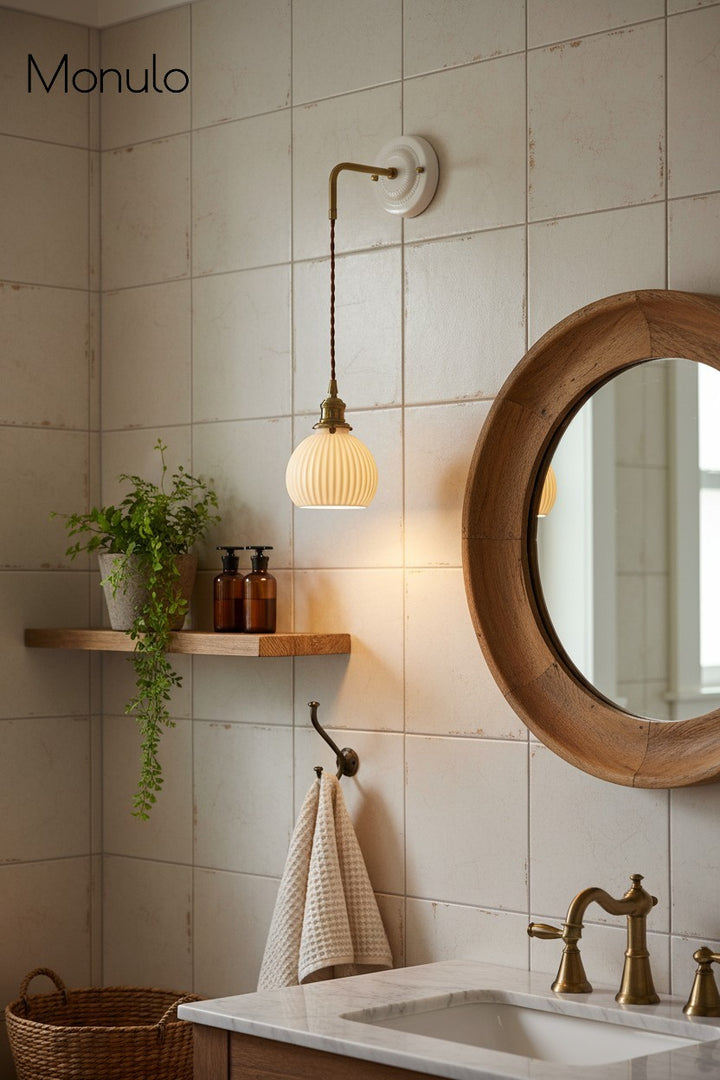 Aplique de pared Curvona con pantalla de cerámica acanalada y brazo curvo: iluminación interior moderna de estilo rústico para dormitorio, sala de estar, pasillo o baño.