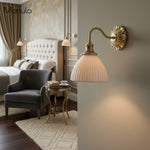 Charger l'image dans la visionneuse de galerie, Applique murale en céramique nervurée Curvona avec bras incurvé - Luminaire d'intérieur moderne pour chambre, salon et couloir