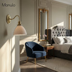 Charger l'image dans la visionneuse de galerie, Applique murale en céramique nervurée Curvona avec bras incurvé - Luminaire d'intérieur moderne pour chambre, salon et couloir
