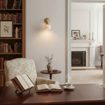 Charger l'image dans la visionneuse de galerie, Applique murale en céramique nervurée Curvona avec bras incurvé - Luminaire d'intérieur moderne pour chambre, salon et couloir