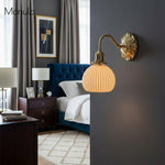 Charger l'image dans la visionneuse de galerie, Applique murale en céramique nervurée Curvona avec bras incurvé - Luminaire d'intérieur moderne pour chambre, salon et couloir