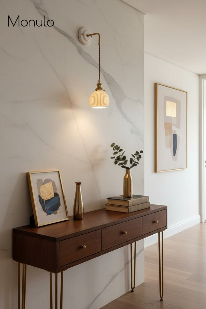 Aplique de pared Curvona con pantalla de cerámica acanalada y brazo curvo: iluminación interior moderna de estilo rústico para dormitorio, sala de estar, pasillo o baño.