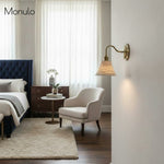 Charger l'image dans la visionneuse de galerie, Applique murale en céramique nervurée Curvona avec bras incurvé - Luminaire d'intérieur moderne pour chambre, salon et couloir