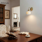 Charger l'image dans la visionneuse de galerie, Applique murale en céramique nervurée Curvona avec bras incurvé - Luminaire d'intérieur moderne pour chambre, salon et couloir