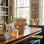 Cargar imagen en el visor de la Galería, Lámpara de cristal opalino minimalista Coloria: iluminación suave para el dormitorio