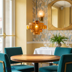 Cargar imagen en el visor de la Galería, Lámpara colgante Koloro con pantalla de vidrio coloreado: moderna lámpara de suspensión ajustable para interiores.