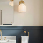 Charger l'image dans la visionneuse de galerie, Applique murale minimaliste Hanton – Applique en verre lait vintage avec accent en métal