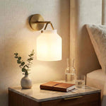 Charger l'image dans la visionneuse de galerie, Applique murale minimaliste Hanton – Applique en verre lait vintage avec accent en métal