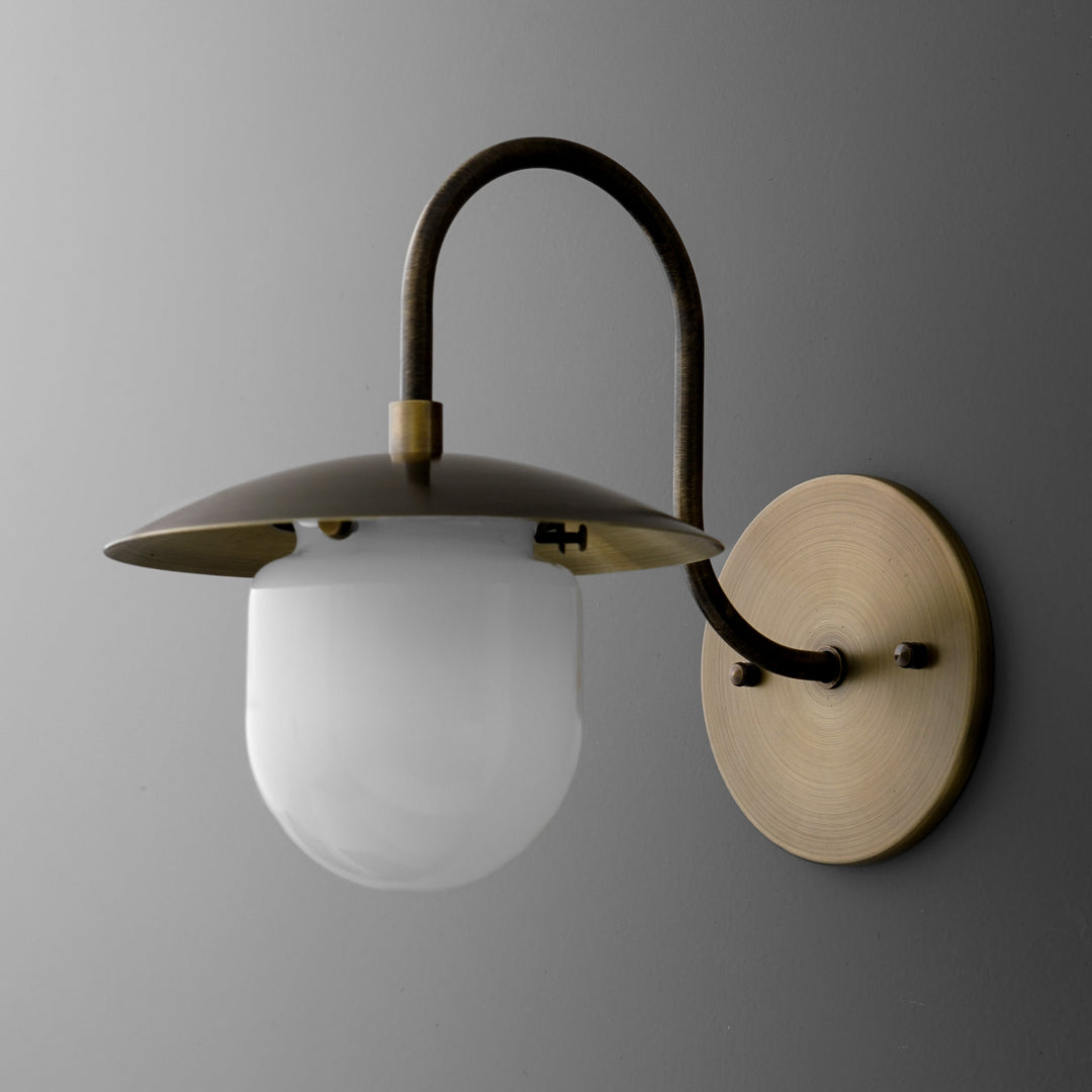 Aplique de pared de latón arqueado Curva: elegante lámpara de metal para interiores modernos