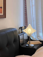 Charger l'image dans la visionneuse de galerie, Lampe de table Art Déco Star – Luminaire en verre dépoli pour chambres modernes – Astris Lyra