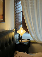 Charger l'image dans la visionneuse de galerie, Lampe de table Art Déco Star – Luminaire en verre dépoli pour chambres modernes – Astris Lyra