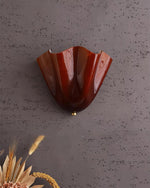 Cargar imagen en el visor de la Galería, Aplique de pared Bellina de cristal con diseño floral: lámpara de pared moderna de latón para dormitorio y pasillo.