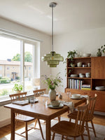 Cargar imagen en el visor de la Galería, Lámpara colgante Koloro con pantalla de vidrio coloreado: moderna lámpara de suspensión ajustable para interiores.