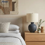 Charger l'image dans la visionneuse de galerie, Lampe de table Ceruna à base en céramique texturée avec abat-jour en tissu - Éclairage moderne de chevet pour chambre à coucher