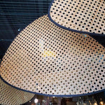 Cargar imagen en el visor de la Galería, Lámpara colgante de ratán tejido moderno Rivana – Lámpara colgante de metal y bambú para cocinas y salones N41