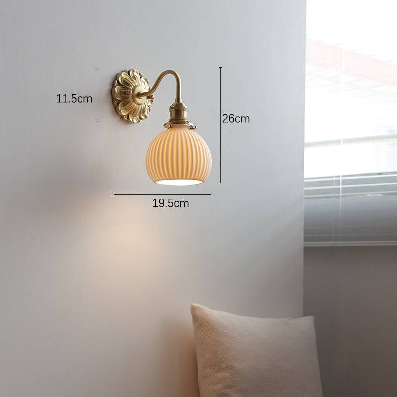 Applique murale en céramique nervurée Curvona avec bras incurvé - Luminaire d'intérieur moderne pour chambre, salon et couloir