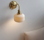 Charger l'image dans la visionneuse de galerie, Applique murale en céramique nervurée Curvona avec bras incurvé - Luminaire d'intérieur moderne pour chambre, salon et couloir