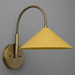 Cargar imagen en el visor de la Galería, Aplique de pared vintage de metal Curva: elegante pantalla cónica para dormitorios