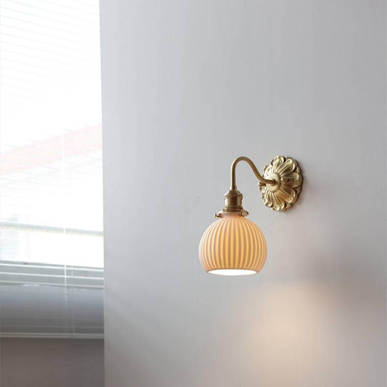 Applique murale en céramique nervurée Curvona avec bras incurvé - Luminaire d'intérieur moderne pour chambre, salon et couloir
