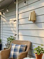 Cargar imagen en el visor de la Galería, Lámpara de Pared Industrial para Exterior – Aplique Impermeable con Forma de Campanilla