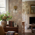 Cargar imagen en el visor de la Galería, Aplique de pared arqueado de cristal acanalado y latón Glorica Glass – Lámpara de pared industrial vintage para entrada