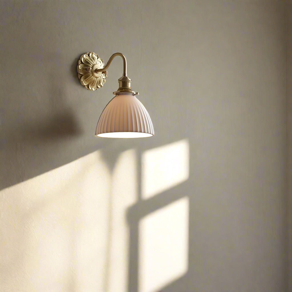 Applique murale en céramique nervurée Curvona avec bras incurvé - Luminaire d'intérieur moderne pour chambre, salon et couloir