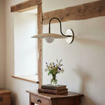 Cargar imagen en el visor de la Galería, Aplique de pared Curva Metal con brazo curvo y pantalla de disco – Lámpara de pared moderna y minimalista para sala de estar