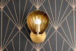 Charger l'image dans la visionneuse de galerie, Applique murale Art déco Ornato Luxe avec abat-jour festonné – Luminaire mural en laiton avec coquillage