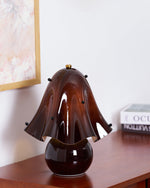 Cargar imagen en el visor de la Galería, Lámpara de mesa de cristal escultórico Bellina: iluminación moderna y minimalista para salón o dormitorio