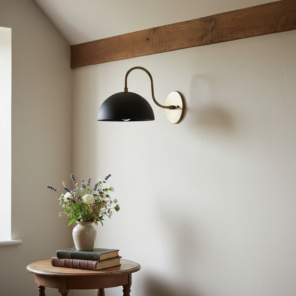 Aplique de pared industrial de metal Curva - Brazo curvo de latón - Luminaria de cúpula martillada