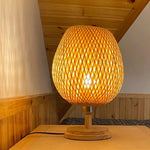Bild in Gallery-Viewer laden, Handgefertigte Nachhaltige Bambus Tischlampe