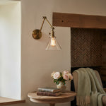 Cargar imagen en el visor de la Galería, Aplique de pared industrial Driscoll con brazo ajustable - Pantalla cónica de vidrio vintage