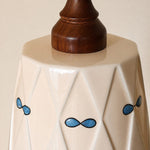 Bild in Gallery-Viewer laden, close view of diamond ceramic shade and blue petal detail