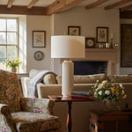 Bild in Gallery-Viewer laden, Ceruna Minimalistische Keramik-Tischlampe - Keramikfuß mit einem Lampenschirm aus Leinen