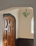 Bild in Gallery-Viewer laden, Bellina Modern Pendelleuchte – kunstvoll geschwungener Glasschirm mit schlanker Metallaufhängung