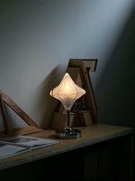 Charger l'image dans la visionneuse de galerie, Lampe de table Art Déco Star – Luminaire en verre dépoli pour chambres modernes – Astris Lyra