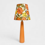 Cargar imagen en el visor de la Galería, Lámpara de mesa de cerámica con tela floral Liberty y base naranja hecha a mano