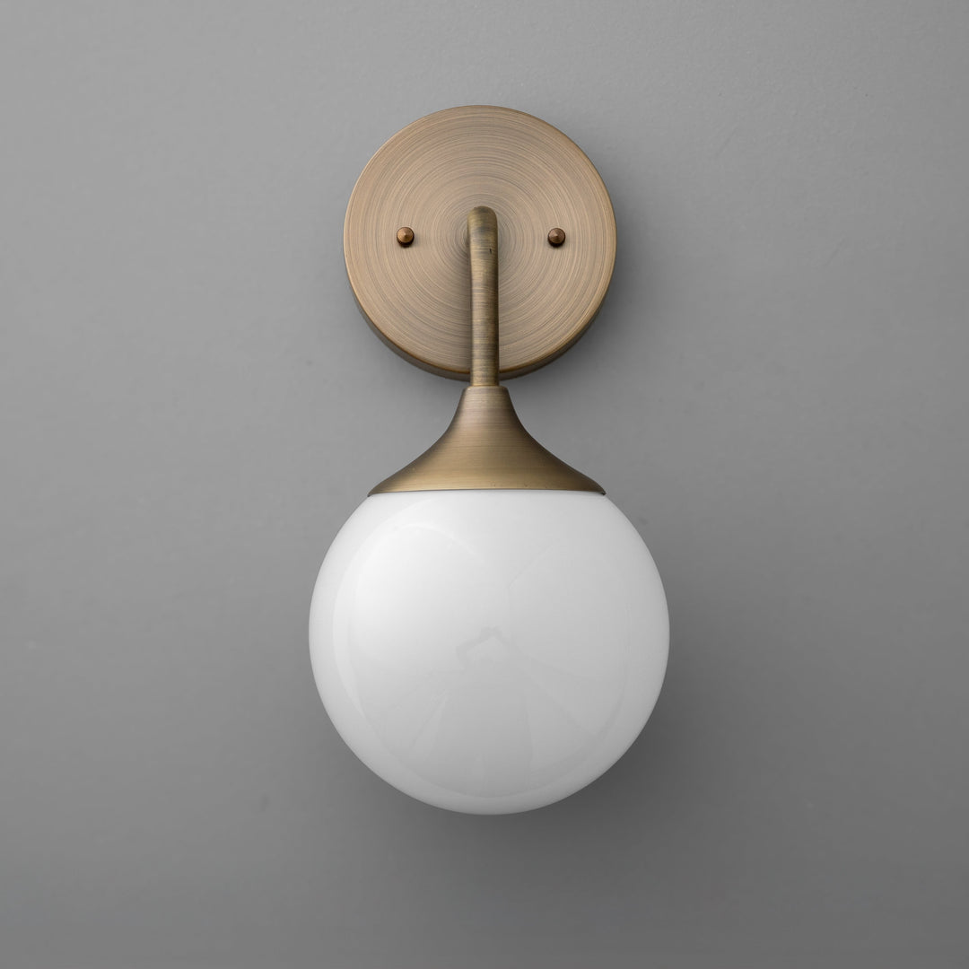 Aplique de pared de vidrio Glorica - Lámpara de globo esmerilado con aplique de latón