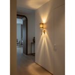 Charger l'image dans la visionneuse de galerie, Applique murale Atticus avec abat-jour en tissu - Lampe murale moderne en laiton pour chambre et couloir