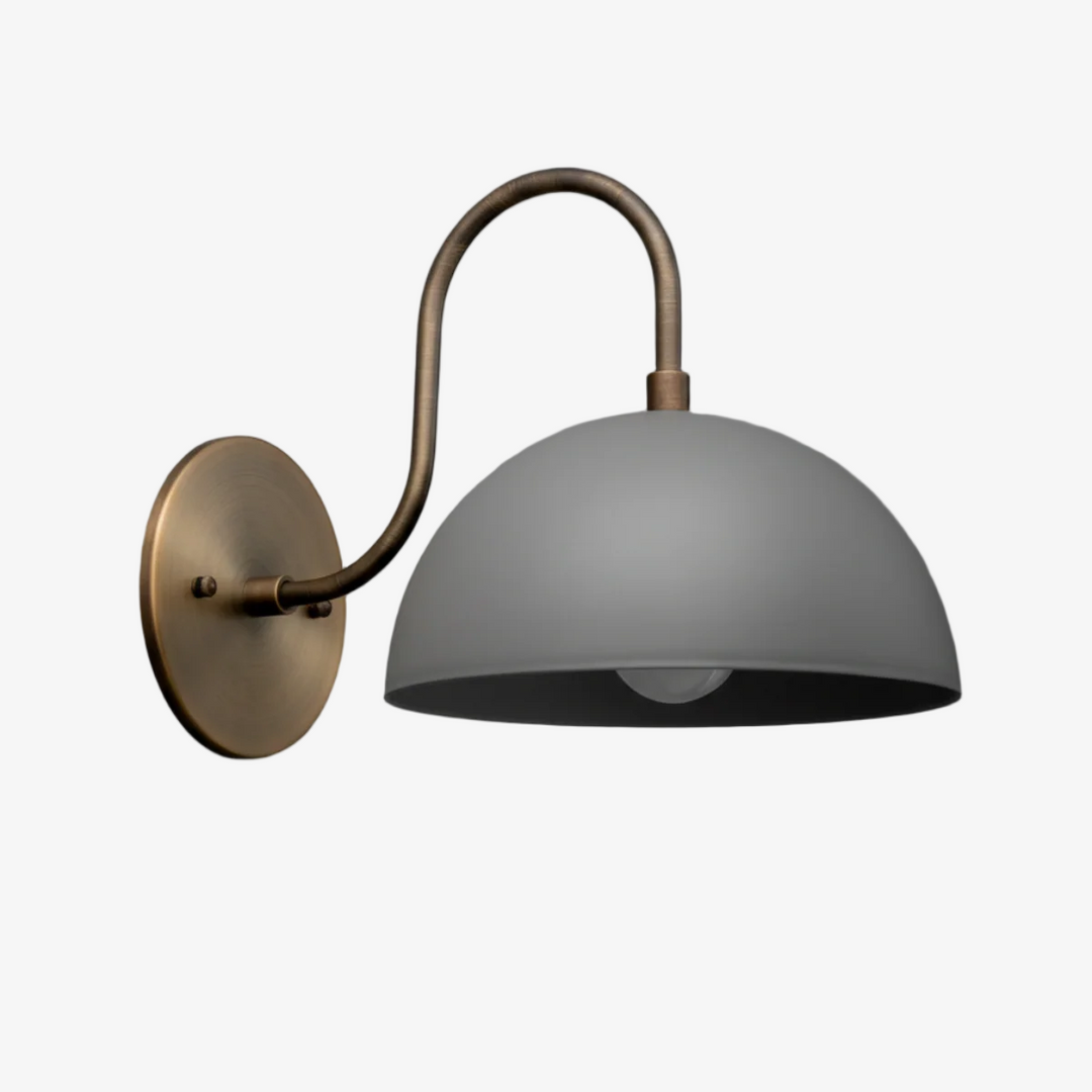 Aplique de pared industrial de metal Curva - Brazo curvo de latón - Luminaria de cúpula martillada