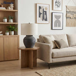 Charger l'image dans la visionneuse de galerie, Lampe de table Ceruna à base en céramique texturée avec abat-jour en tissu - Éclairage moderne de chevet pour chambre à coucher