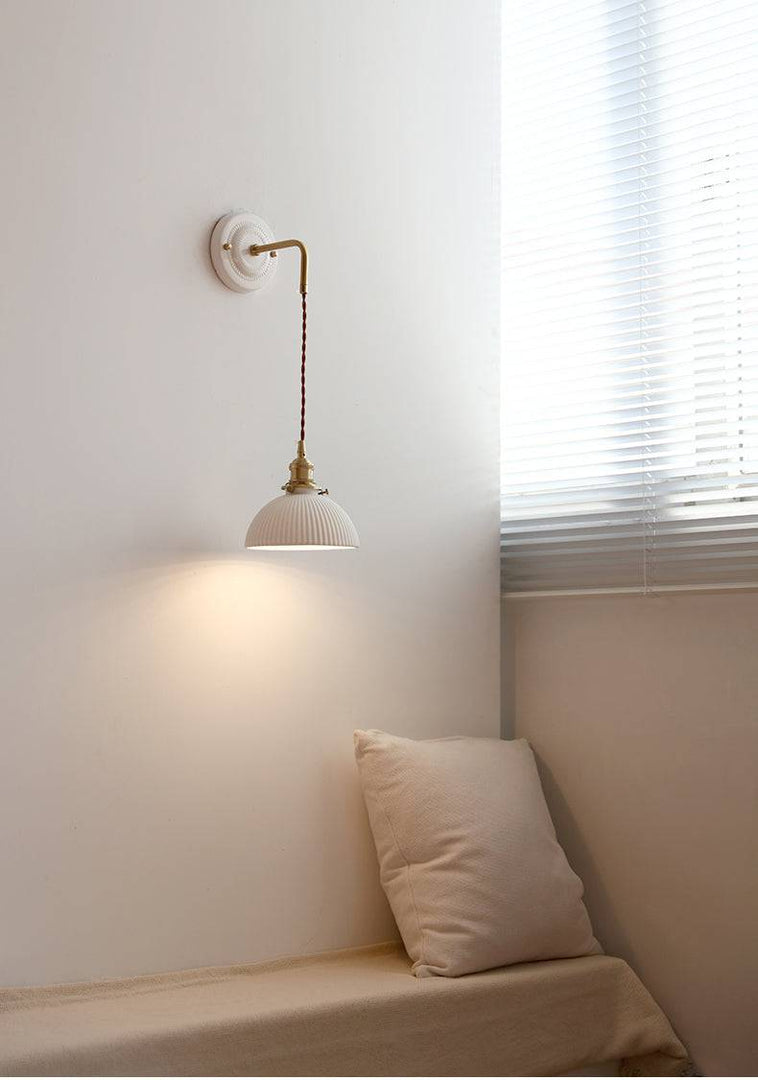 Aplique de pared Curvona con pantalla de cerámica acanalada y brazo curvo: iluminación interior moderna de estilo rústico para dormitorio, sala de estar, pasillo o baño.
