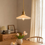 Charger l'image dans la visionneuse de galerie, White ceramic pendant light in a warm room by a window